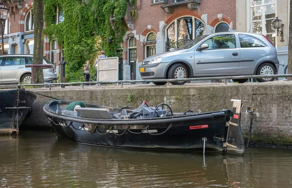 Ámsterdam Países Bajos Agosto 2021 Stormer Barco Pequeño Negro Atracado — Foto de Stock