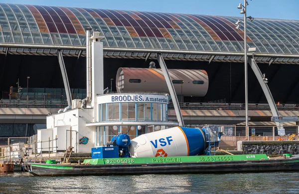 Amsterdam Holandia Sierpnia 2021 Zbliżenie Niebiesko Białej Cementowni Zainstalowanej Barce — Zdjęcie stockowe