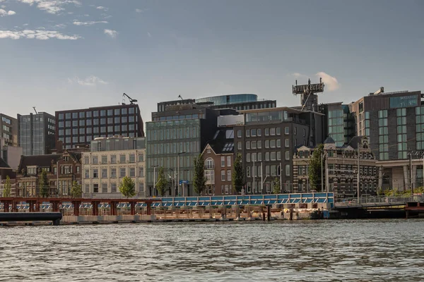 2021年8月15日 オランダ アムステルダム 光の青空の下 中央駅東側のIj川沿いの古民家 オフィスビル — ストック写真