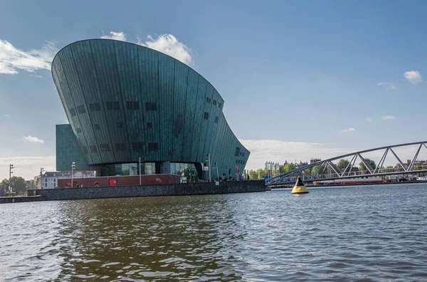 2021年8月15日 荷兰阿姆斯特丹 荷兰奥斯特多克边境的近地天体科学博物馆在蓝色云彩下的现代船壳设计 — 图库照片