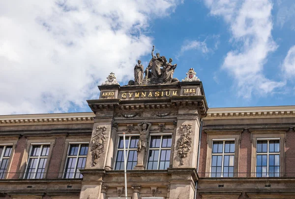 Άμστερνταμ Ολλανδία Αυγούστου 2021 Κλείσιμο Μνημειώδους Gable Αγάλματα Και Χρυσό — Φωτογραφία Αρχείου