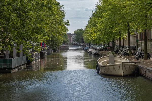 Ámsterdam Países Bajos Agosto 2021 Canal Estrecho Entre Hileras Follaje — Foto de Stock