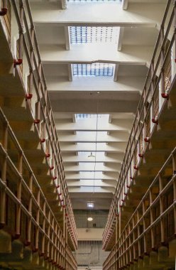 ABD, Kaliforniya, San Francisco - 6 Mayıs 2007: Alcatraz hapishanesi, koridorun her iki tarafındaki cam tavanlı hücre katmanları gün ışığına izin veriyor.