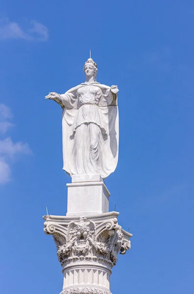 弗吉尼亚 约克城 2013年3月30日 肖像画 约克城胜利纪念碑 白色石碑的特写 柱顶为蓝色天空下的自由女神像 — 图库照片