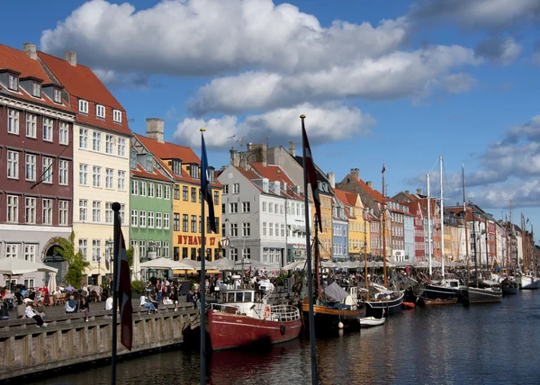 Nyhavn à Copenhague par un après-midi ensoleillé . — Photo