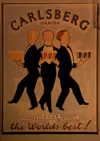 Старый плакат Карлсберга, рекламирующий пиво . — стоковое фото