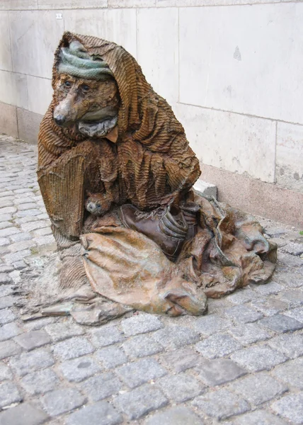 Άγαλμα επαιτεία αρκούδα στη Στοκχόλμη. — Φωτογραφία Αρχείου