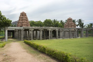 Gingee Fort, eski kalıntılar içinde yeni tapınak kuleleri.