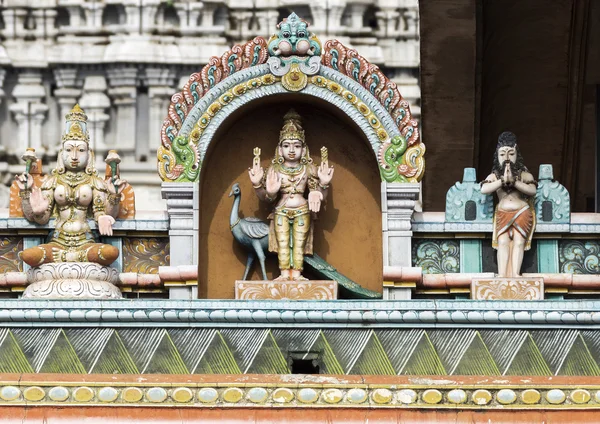 Lord Murugan staty på härliga täckt gångväg till Thiruvannamal — Stockfoto
