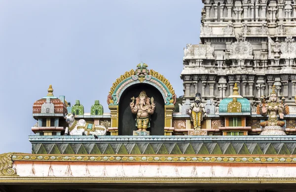 Ganesha staty på härliga täckt gångväg till Thiruvannamalai te — Stockfoto