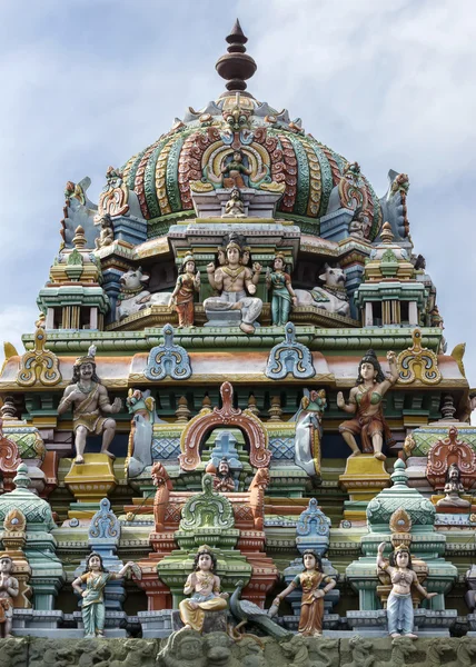 Torre en la parte superior del santuario de Murugan en el templo Thiruvannamalai . — Foto de Stock