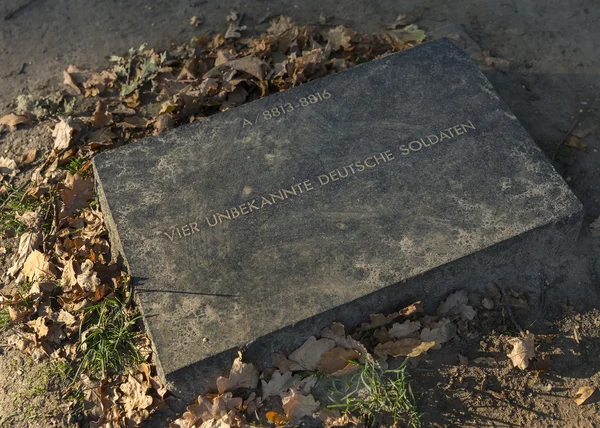 Grabstein für vier unbekannte deutsche Soldaten in Langemark. — Stockfoto