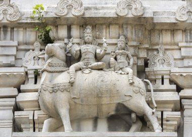 Lord Shiva ve eşi Parvati Nandi boğa üzerinde.