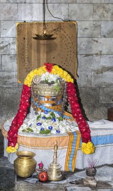 Suriya Shiva Lingam onun tapınak içinde.