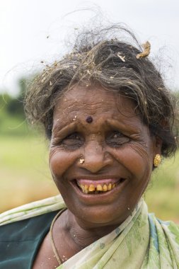 Yaşlı kadın çiftçi kötü dişli.