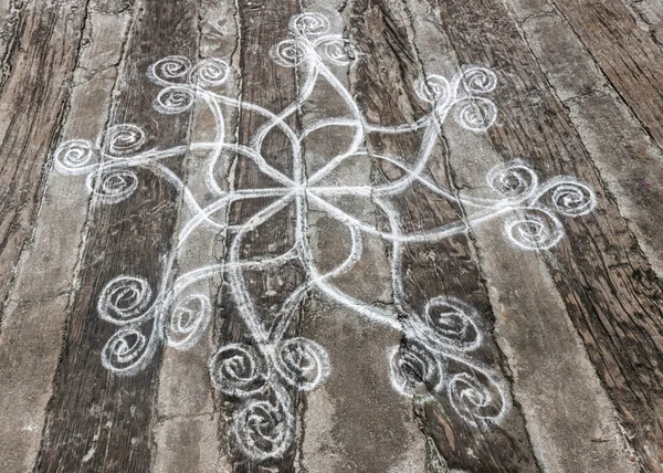 Rangoli, arroz en polvo dibujado en el suelo . — Foto de Stock