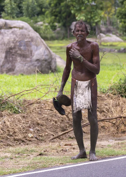 Homem tâmil caminha com apenas um pano de lombo . — Fotografia de Stock