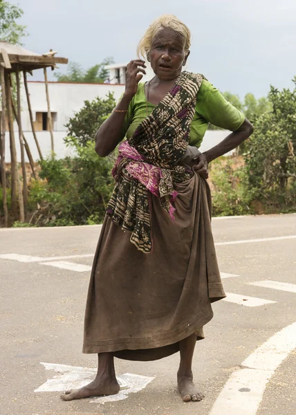 Old Tamil Woman on the road. — Stock Photo, Image