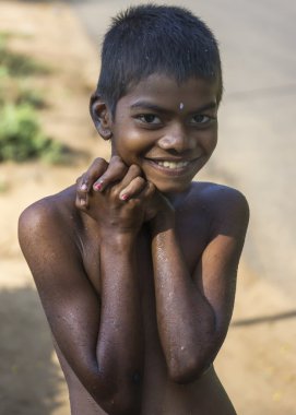Genç gülümseyen çocuk kırmızı tırnaklar.