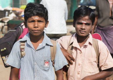 İki genç Tamil bilirler.