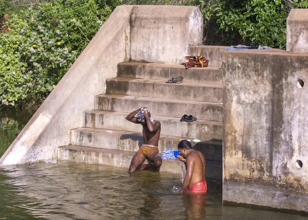 Mannen nemen ochtend bad in de rivier. — Stockfoto