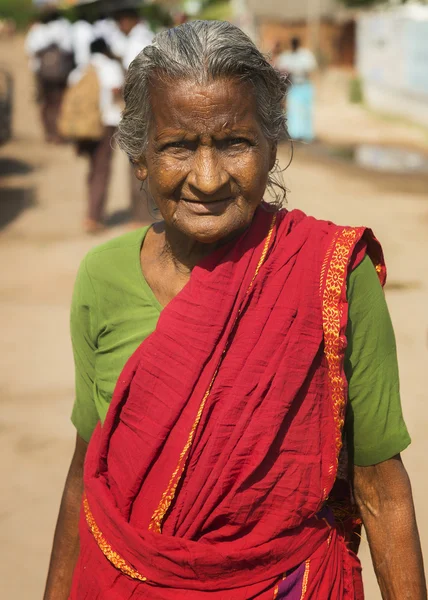 Old Tamil woman with red sari. — Stock Photo, Image