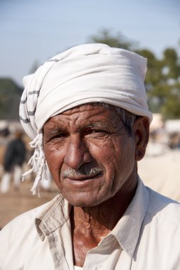 Onun kafasına eşarp ile sığır çiftçi.