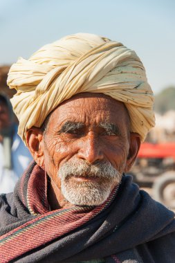 Sarı türban ile eski sığır çiftçi.