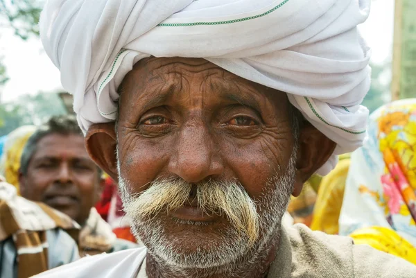 Primer plano de la cara de un hombre mayor de Rajastán con turbante . —  Fotos de Stock