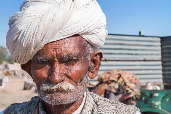 Stern vieux éleveur de bétail avec turban blanc . — Photo