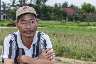Vietnamca bahçıvan kameraya benziyor.
