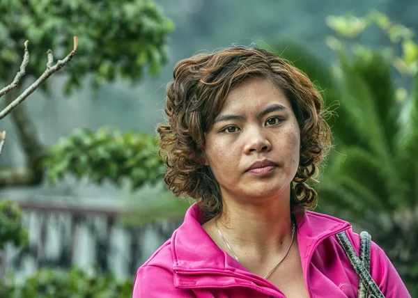 Close-up van Vietnamese vrouw in roze vest. — Stockfoto
