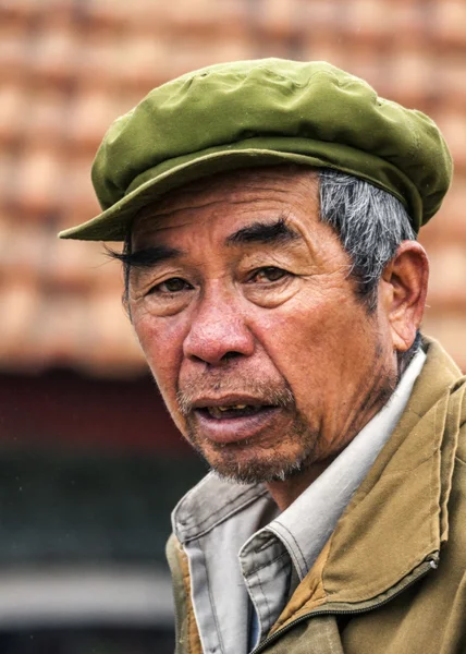 Gros plan d'un wan plus âgé avec chapeau vert . — Photo