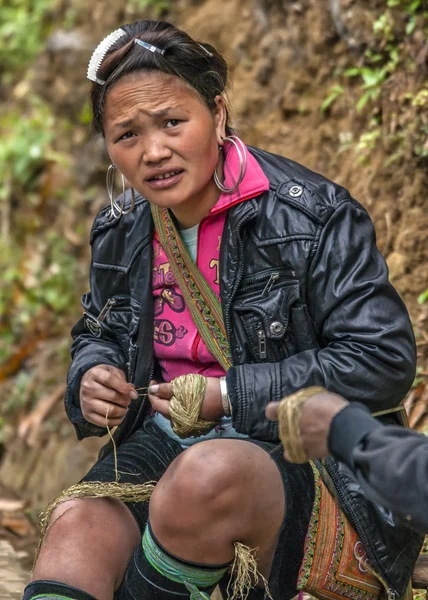 Jovem mulher Hmong torcendo corda . — Fotografia de Stock