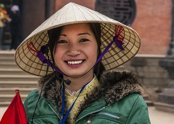 Jonge Vietnamese vrouw met traditionele hoed. — Stockfoto