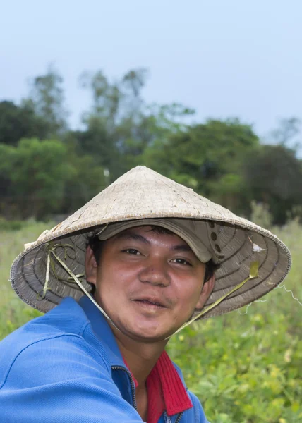 Ansikte av unga vietnamesiska bonde nära Hoi en. — Stockfoto