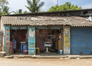 Komşular olarak tavuk kasap ve Kuaför Salonu.