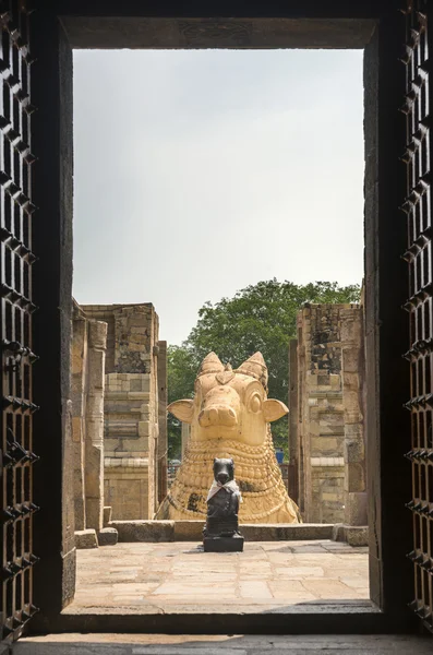 De två Nandi statyerna sett från inne Gangaikunda templet. — Stockfoto