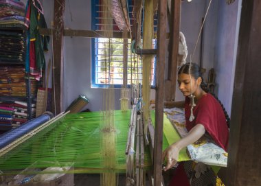 İpek saris el dokuma tezgâhı üzerinde dokuma erkek.