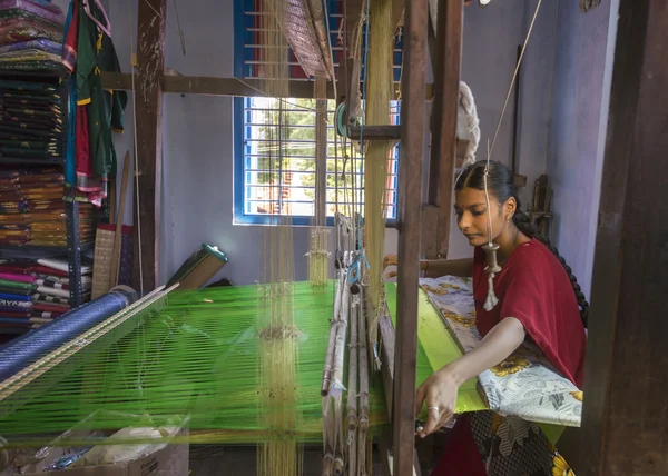 Female weaving silk saris on a hand loom. — Stock Photo, Image