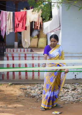 Kurutma ipek dizeleri germe.