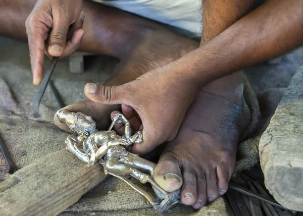 Temiz eller kalıp dışarı geldi metal heykel. — Stok fotoğraf