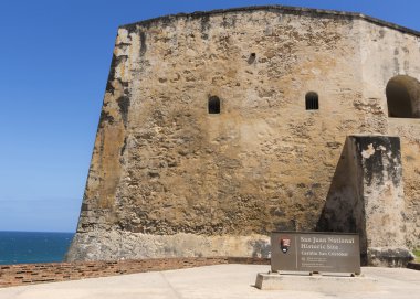 Castillo San Christobal batı girişinde imzalamak.