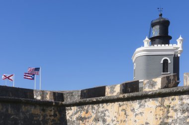 Deniz feneri ve Castillo San Felipe del Morro bayrakları.