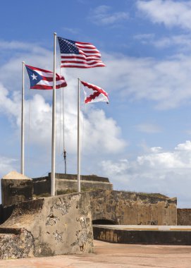 Castillo San Felipe del Morro üstüne üç bayrak.