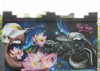 Yılan, kuş, kafatasları, ağız, lotus, kelebek ve mo grafiti