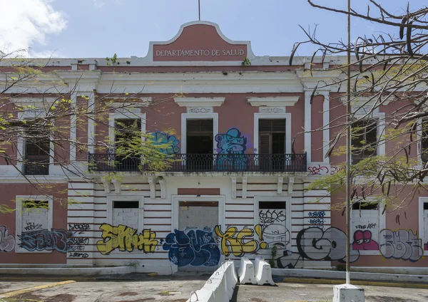 Edifício abandonado do governo desonrado por graffiti . — Fotografia de Stock