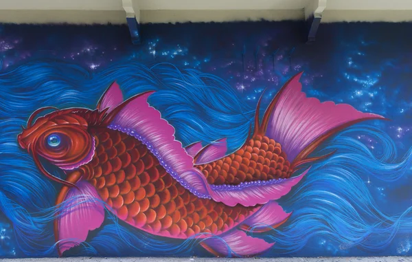 Граффити с розовой рыбой в голубой воде . — стоковое фото