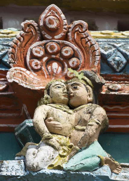 Detail of older Gopuram at Mahalingeswarar Temple, loving couple — Stock Photo, Image