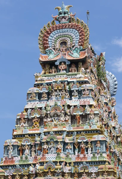 Seitenansicht des gopuram am Mahalingeswarar Tempel, dhaksinamurthy. — Stockfoto